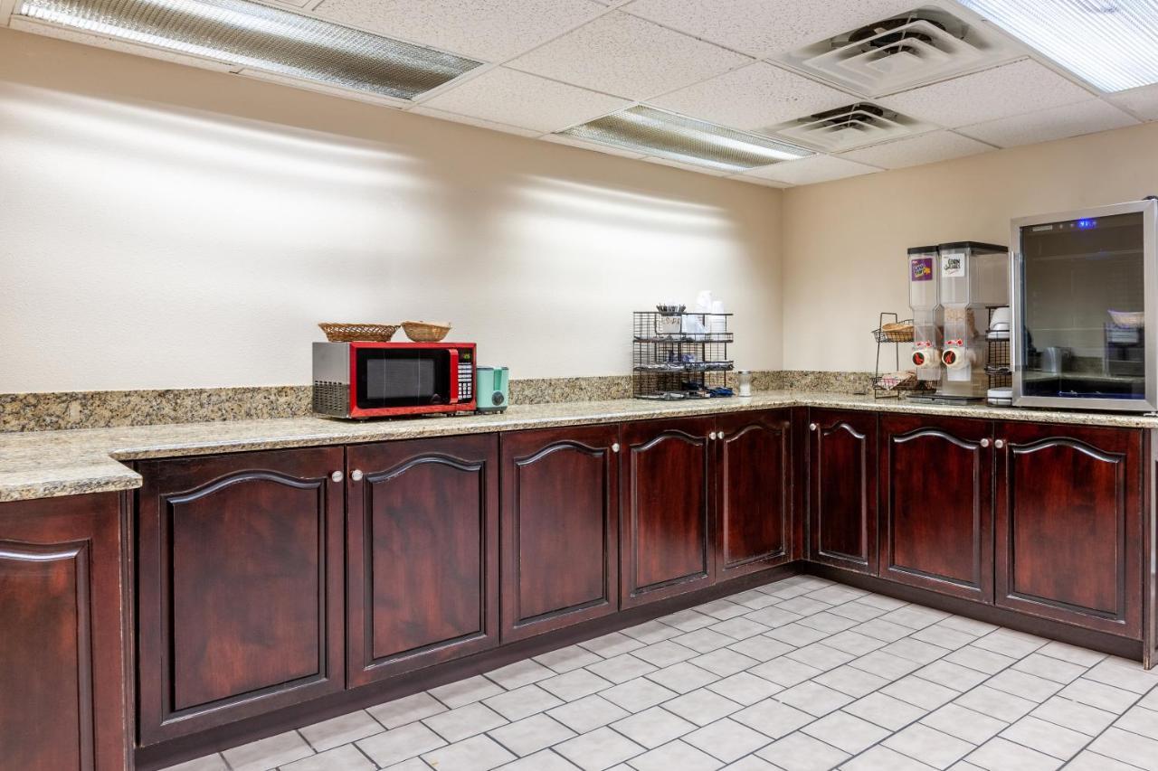 Red Roof Inn Fayetteville I-95 Экстерьер фото