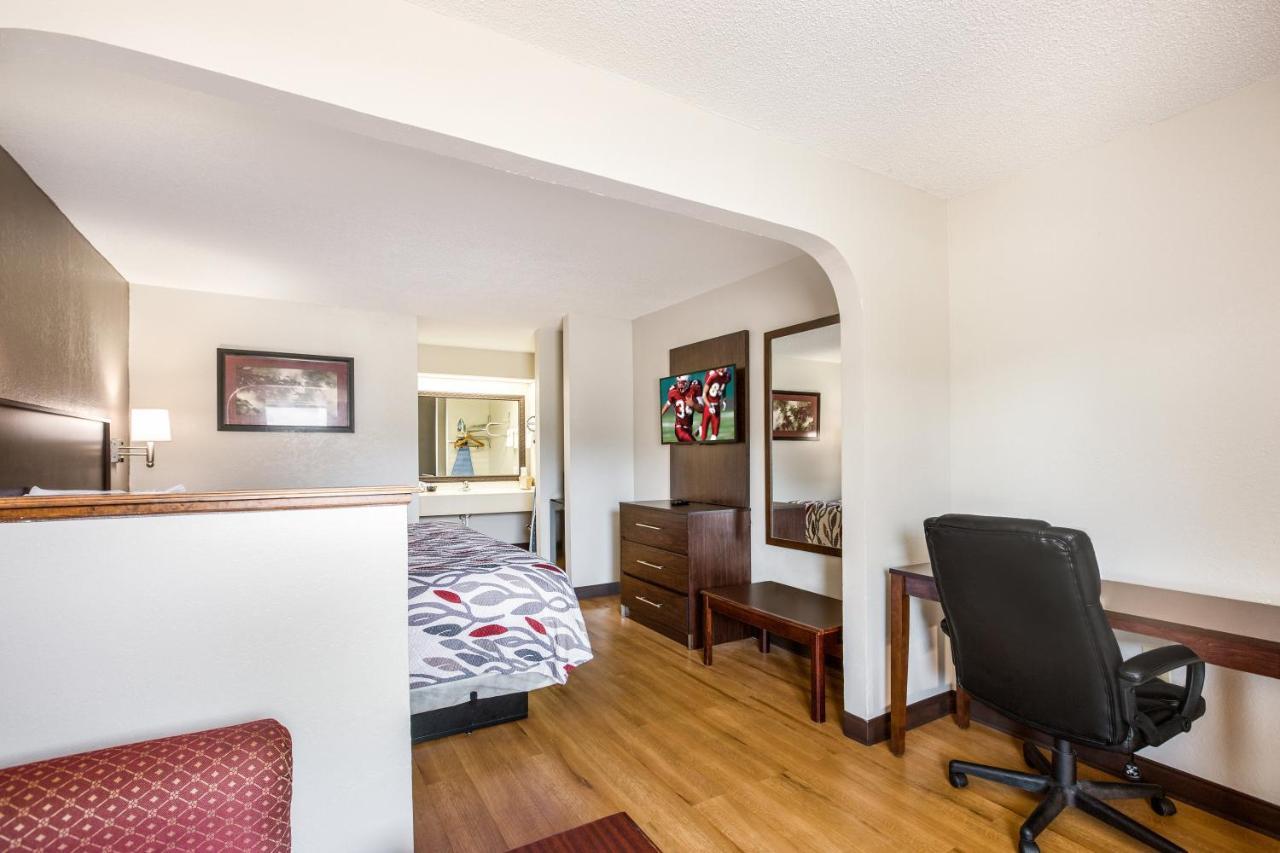 Red Roof Inn Fayetteville I-95 Экстерьер фото